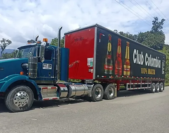 Tractocamión de Selviva en carretera del Putumayo